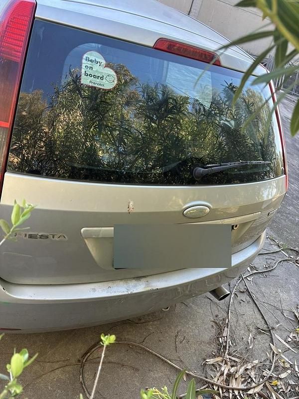 Usata Ford Fiesta 68 CV (50 kW) 2003 Grigio Utilitaria
