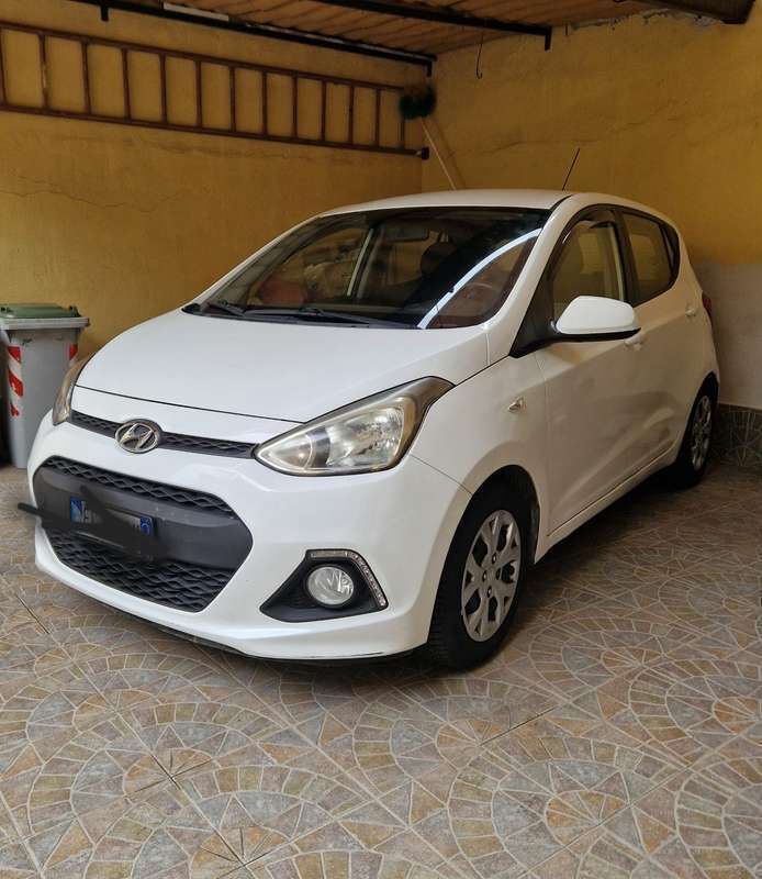 Usata 2015 Hyundai i10 Comfort Due volumi | 5400 € (Cara) - Immagine 1/4