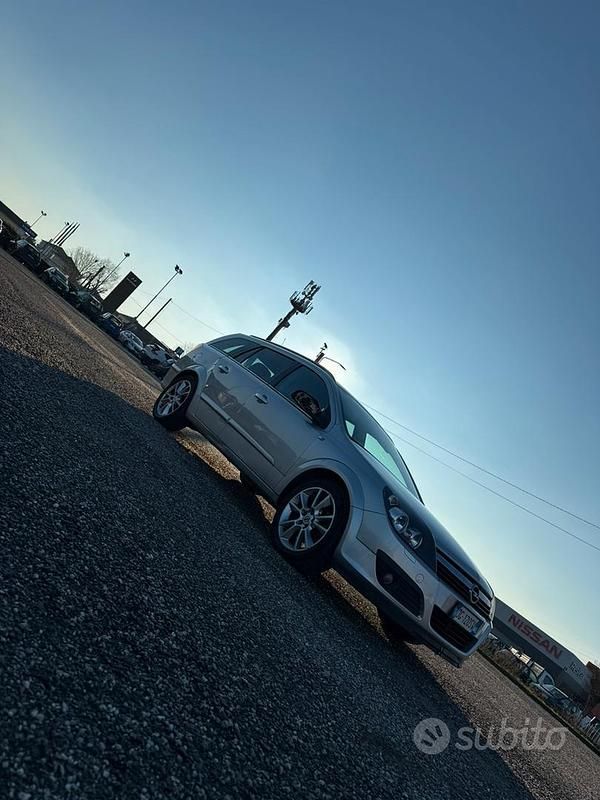 Usata Opel Astra Edition 101 CV (74 kW) 2008 Grigio Station wagon