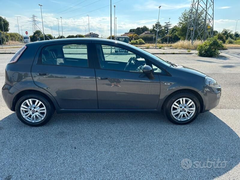 Usata Fiat Punto Lounge 75 CV (55 kW) 2015 Grigio Utilitaria