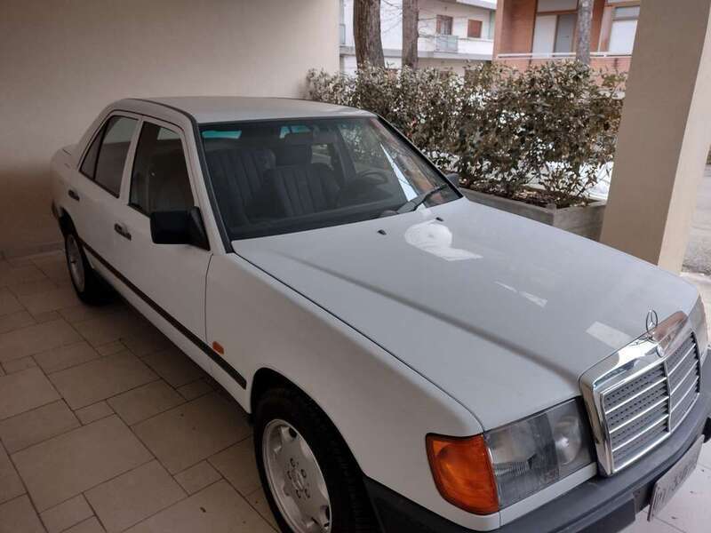 Usato 1988 Mercedes E200 2.0 Benzin 122 CV (7.500 €)