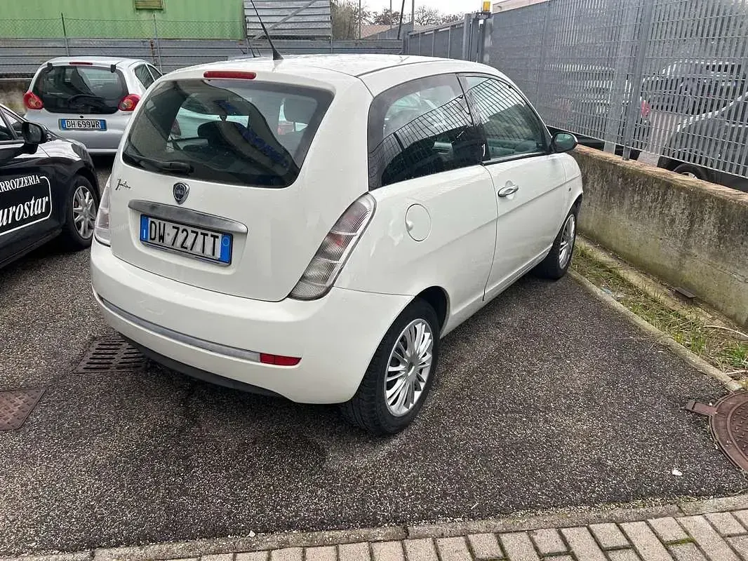 Usado Lancia Ypsilon 80 HP (58 kW) 2009 Citadino