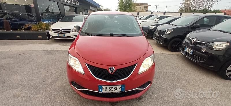 Usata Lancia Ypsilon 69 CV (50 kW) 2015 Rosso Utilitaria