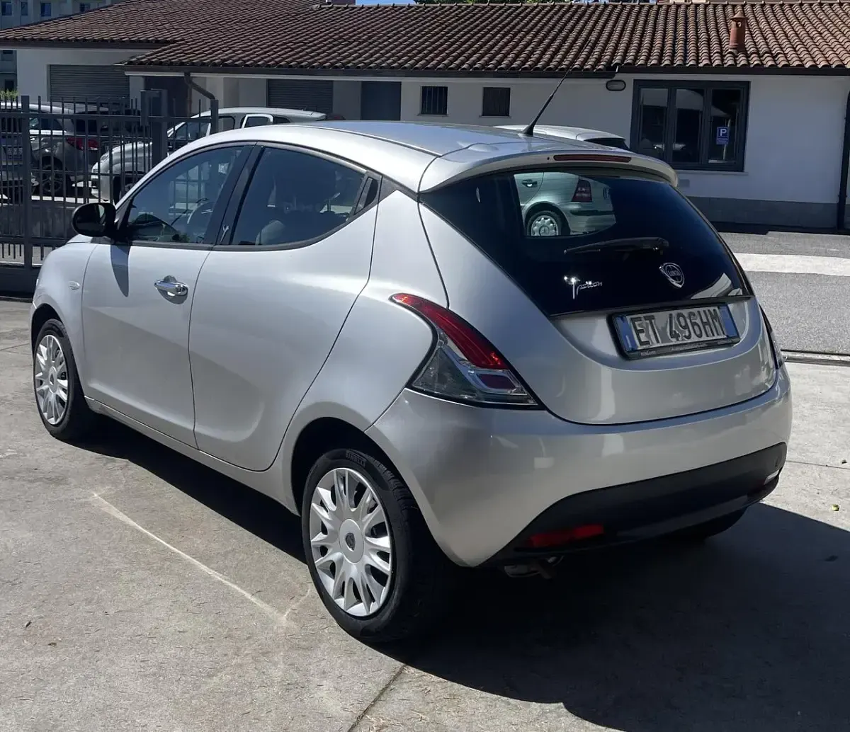 Usata Lancia Ypsilon Silver 69 CV (50 kW) 2013 Argento Utilitaria