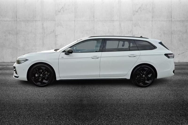 Usata VW Passat R-line 150 CV (110 kW) 2025 Bianco pastello Station wagon