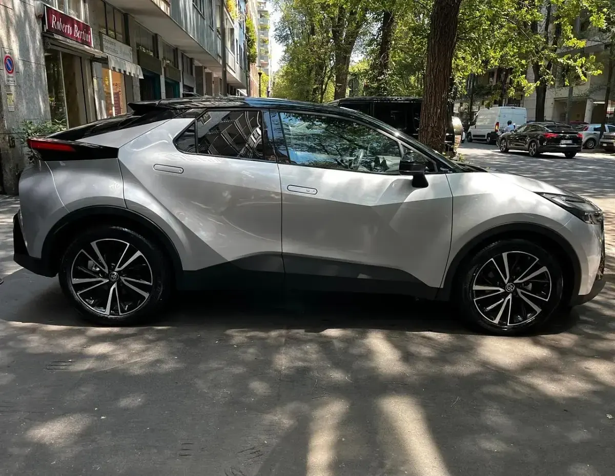 Usata Toyota C-HR Lounge 98 CV (72 kW) 2025 Argento SUV