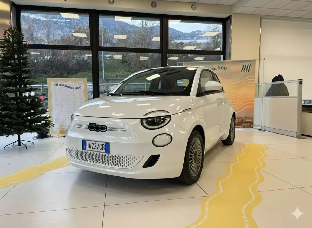 Uusi Fiat 500 Pop 88 HP (64 kW) 2026 Musta Sedan