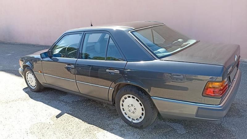 Usata Mercedes E200 122 CV (89 kW) 1987 Nero Berlina