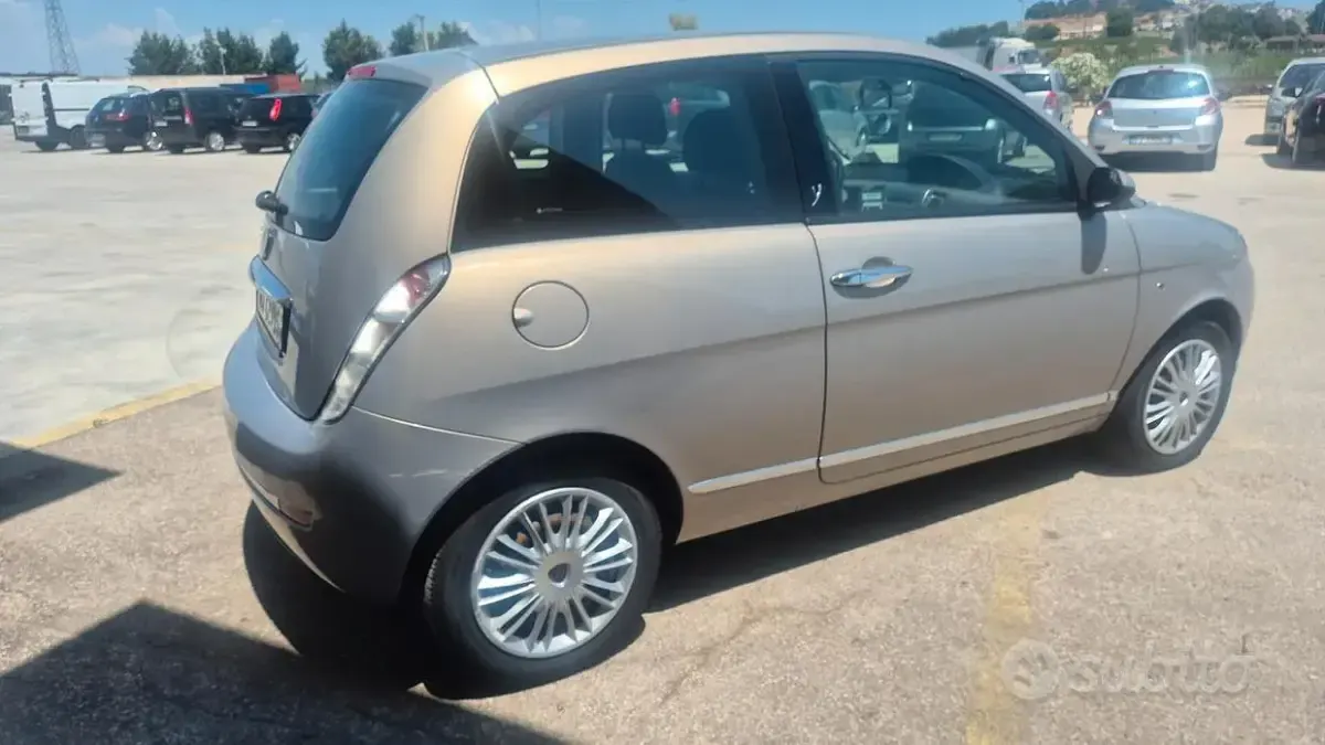 Usata Lancia Ypsilon 60 CV (44 kW) 2007 Beige Utilitaria
