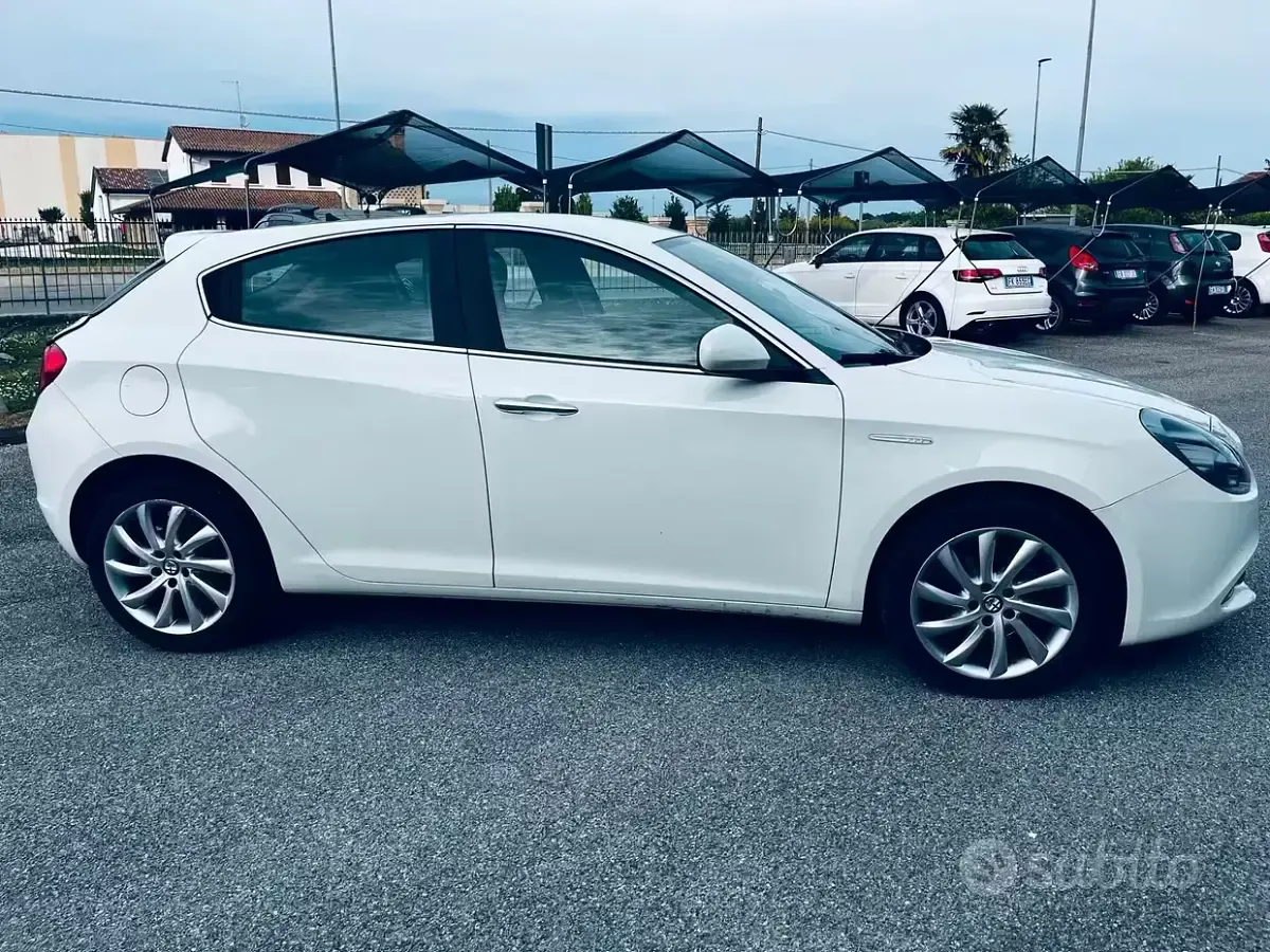 Usata Alfa Romeo Giulietta Distinctive 105 CV (77 kW) 2015 Bianco Utilitaria