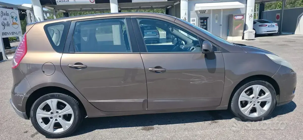 Käytetty Renault Scenic E-Tech Luxe 110 HP (80 kW) 2010 Harmaa Tila-auto