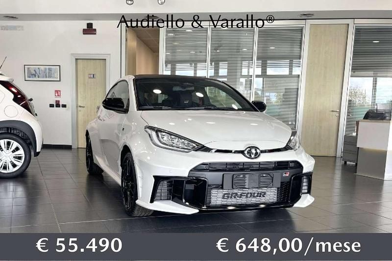 Bianco Nuova 2025 Toyota Yaris Tre volumi | 55.490 € (Cara) - Immagine 1/4