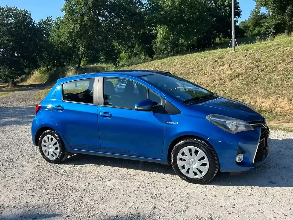 Begagnad Toyota Yaris Hybrid Active 73 HK (53 kW) 2015 Blå Sedan