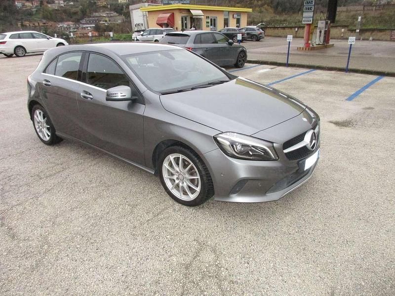 Usata Mercedes A180 Urban 109 CV (80 kW) 2016 Grigio Berlina