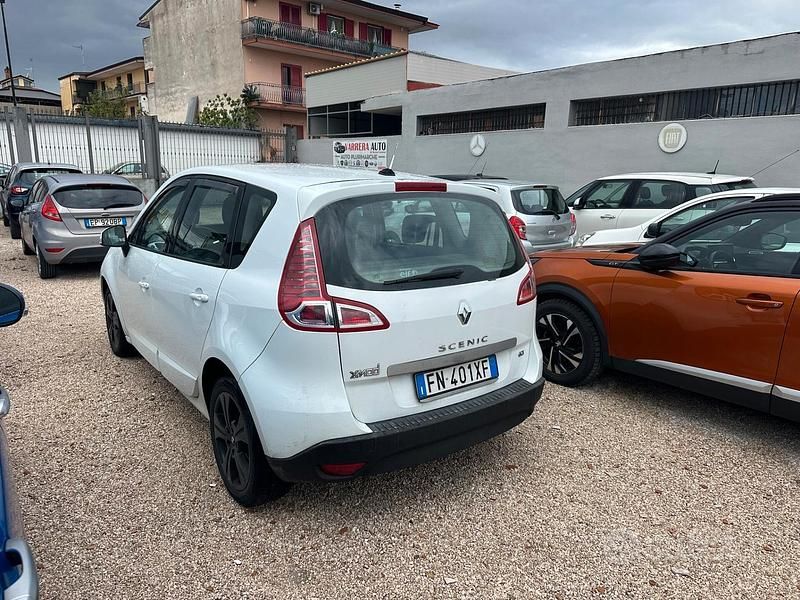 Usata Renault Scénic III Luxe 110 CV (80 kW) 2010 Bianco Monovolume