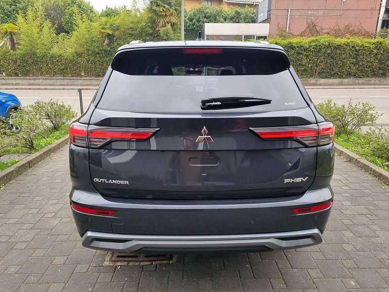 Nuova Mitsubishi Outlander P-HEV Inform 306 CV (225 kW) 2026 Graphite grey metallizzato SUV