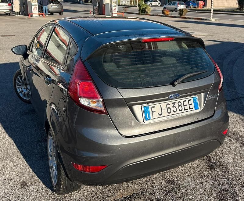 Usata Ford Fiesta Business Edition 75 CV (55 kW) 2017 Grigio Berlina
