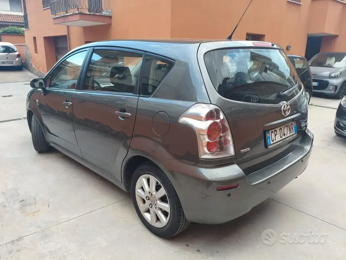 Begagnad Toyota Corolla Verso 116 HK (85 kW) 2004 Grå Minibuss