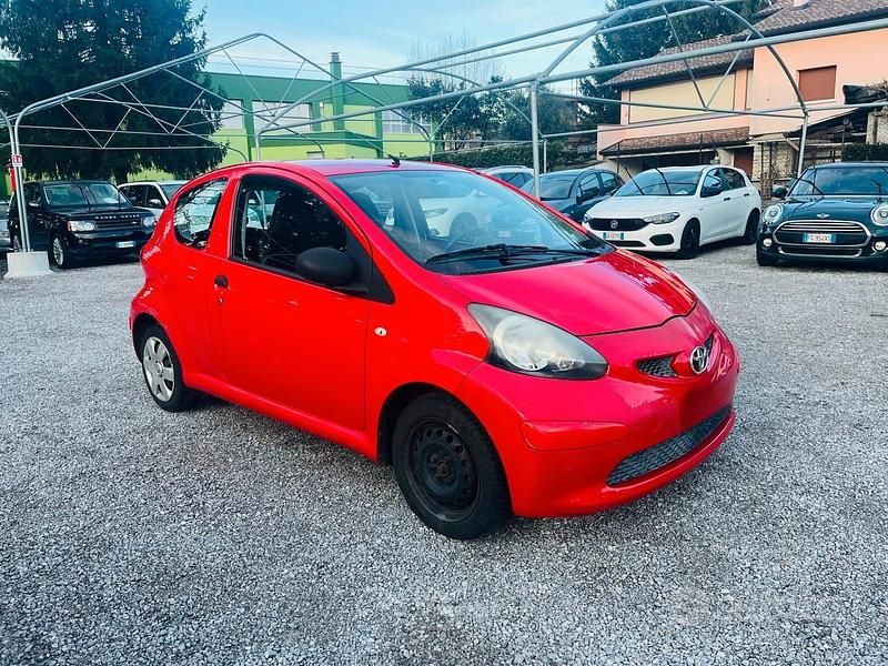 Usata Toyota Aygo 68 CV (50 kW) 2008 Rosso Utilitaria