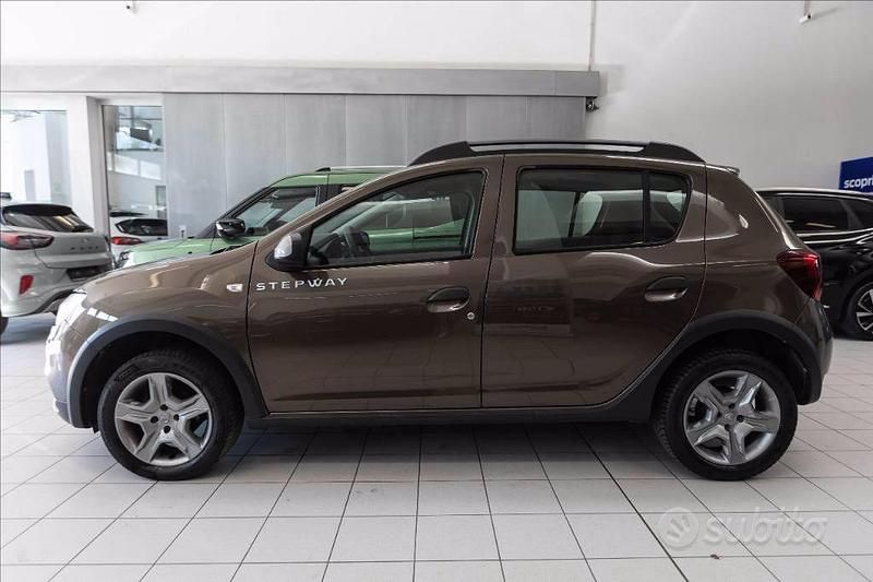 Usata Dacia Sandero Stepway 90 CV (66 kW) 2018 Marrone metallizzato Utilitaria