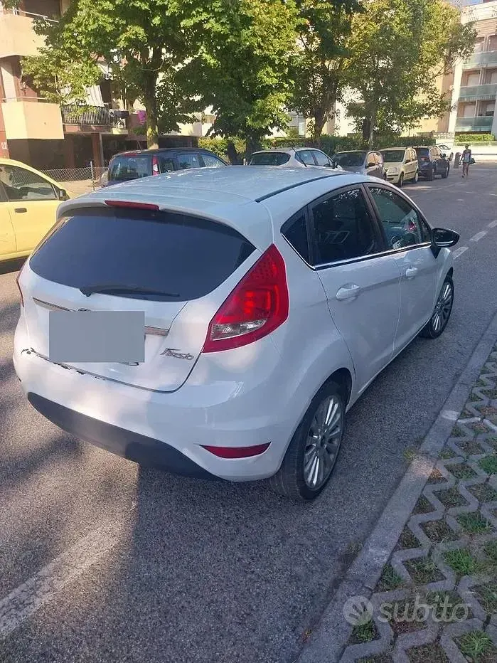 Usata Ford Fiesta Titanium 97 CV (71 kW) 2010 Bianco Berlina