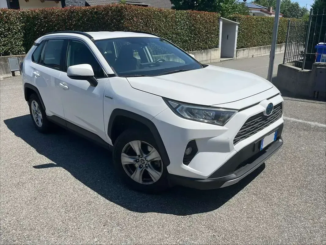 Usata Toyota RAV4 Hybrid Active 178 CV (130 kW) 2019 Bianco SUV
