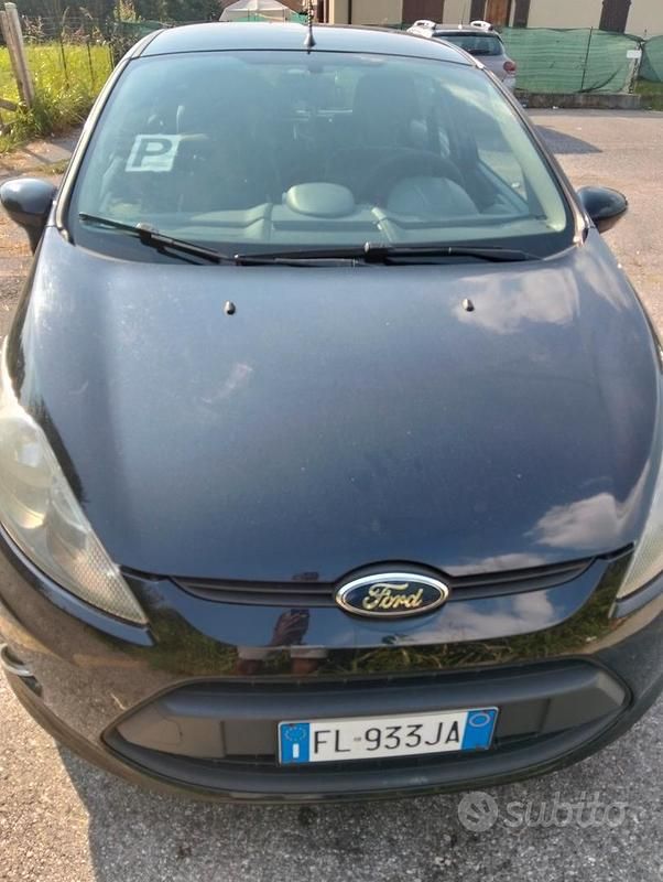 Usata Ford Fiesta 49 CV (36 kW) 2012 Nero Utilitaria