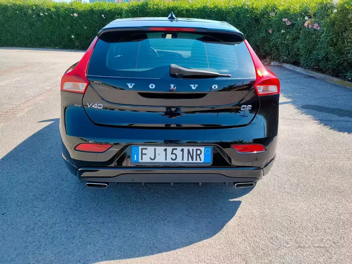 Usata Volvo V40 Momentum 120 CV (88 kW) 2017 Nero Berlina