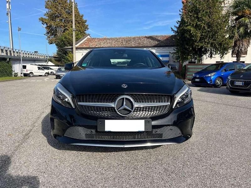 Usata Mercedes A180 109 CV (80 kW) 2017 Nero metallizzato Berlina