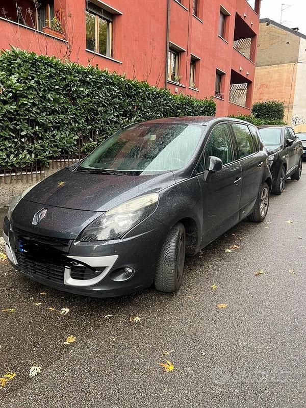 Grigio Usata 2011 Renault Scénic III Monovolume | 5000 € (Buon prezzo) - Immagine 1/4