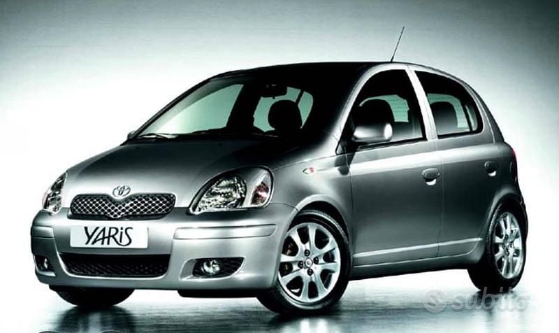 Usata Toyota Yaris Sol 65 CV (47 kW) 2005 Argento Berlina