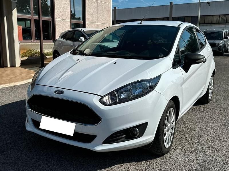 Usata Ford Fiesta 95 CV (69 kW) 2016 Bianco Furgone