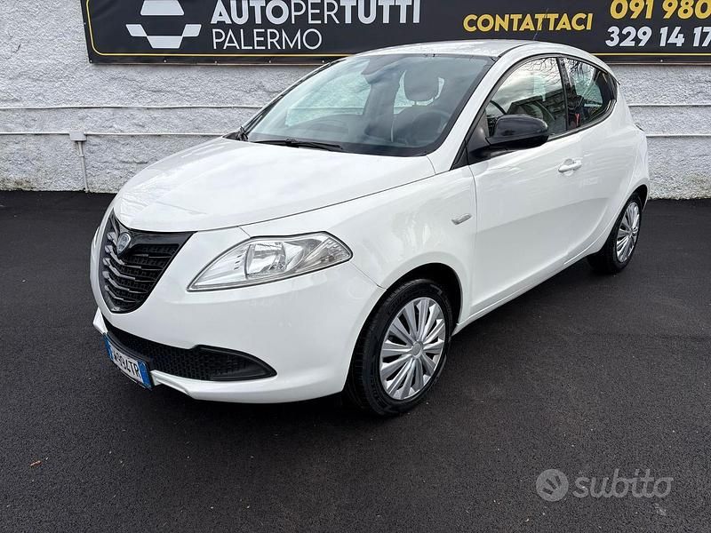 Usata Lancia Ypsilon Platinum 70 CV (51 kW) 2014 Bianco Utilitaria