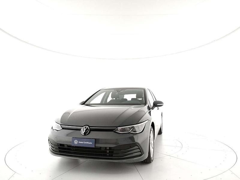 Dolphin grey metallizzato Usata 2023 VW Golf VIII Life Tre volumi | 22.600 € (Buon prezzo) - Immagine 1/4