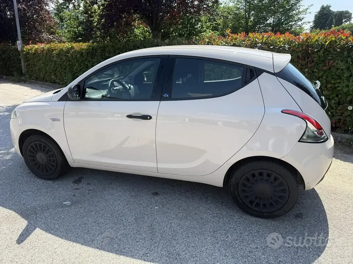 Usata Lancia Ypsilon Gold 69 CV (50 kW) 2018 Beige Utilitaria