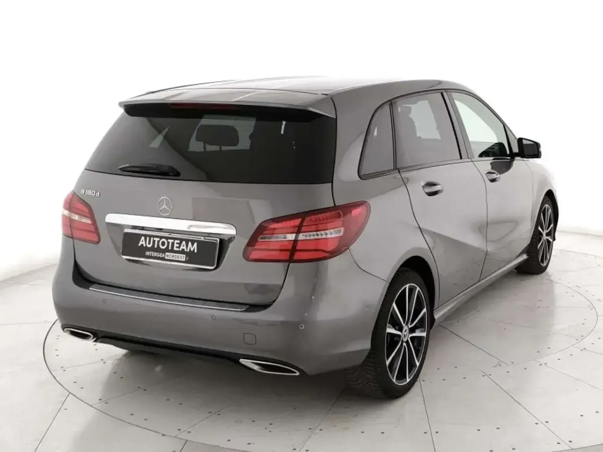 Usata Mercedes B180 Business 109 CV (80 kW) 2018 Grigio metall. Utilitaria