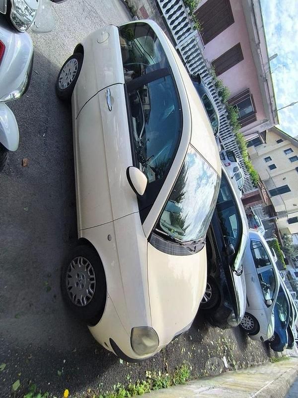 Usata Lancia Ypsilon 80 CV (58 kW) 2004 Giallo Utilitaria