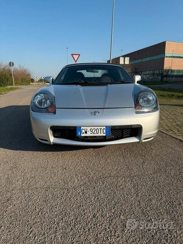 Usata Toyota MR2 140 CV (102 kW) 2002 Grigio Cabrio