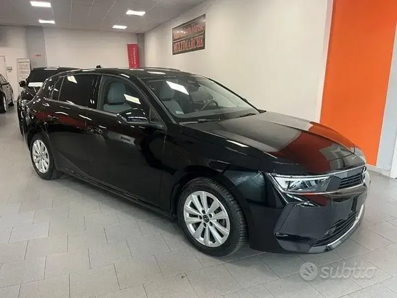 Usata Opel Astra Elegance 110 CV (80 kW) 2023 Nero Utilitaria