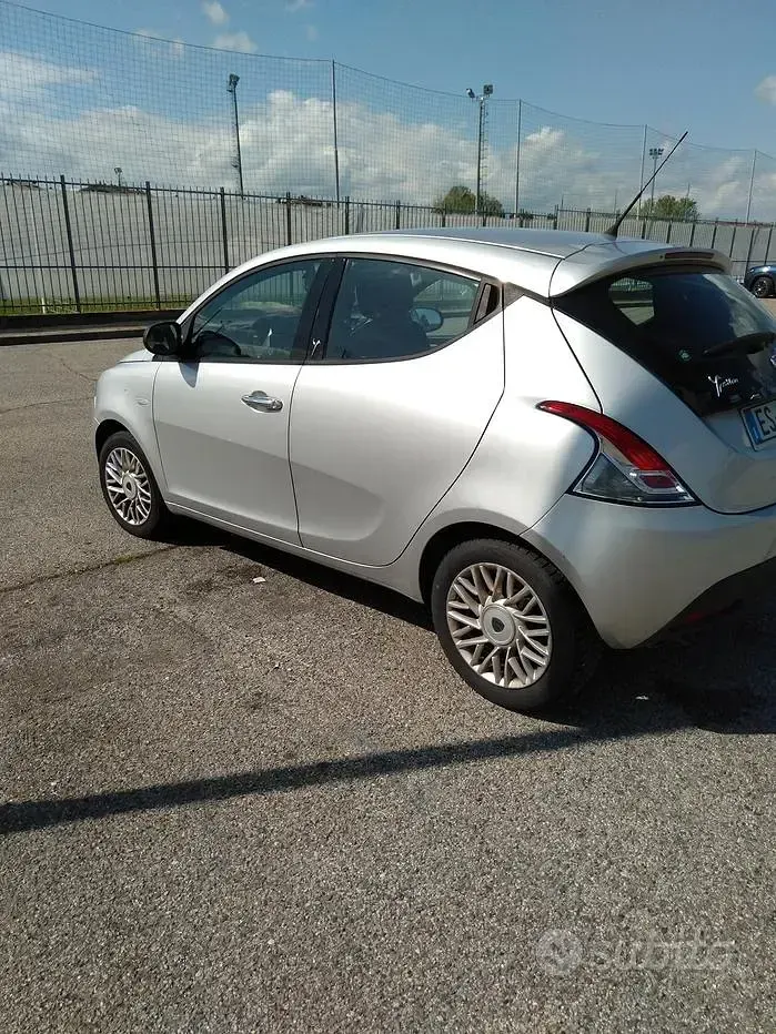 Gebraucht Lancia Ypsilon 69 PS (50 kW) 2013 Grau Kleinwagen