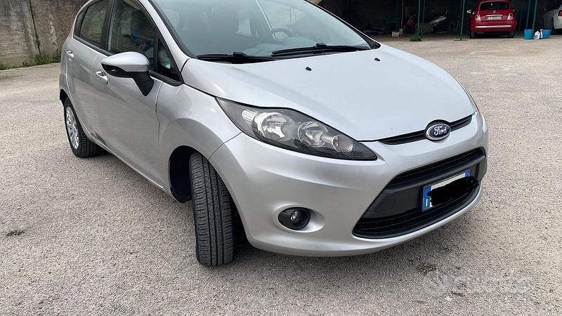 Usata Ford Fiesta 67 CV (49 kW) 2011 Grigio Utilitaria
