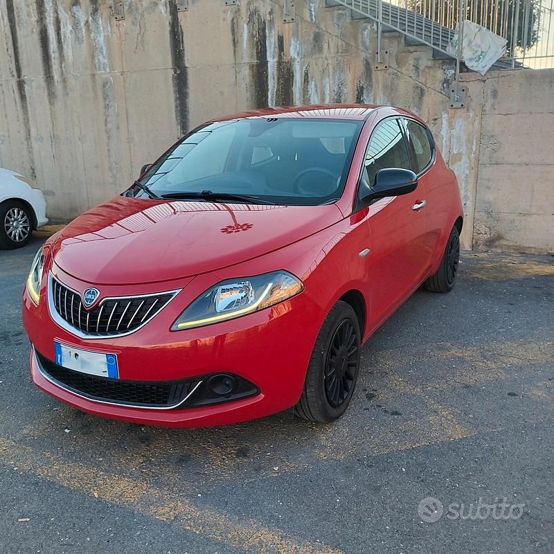 Usata Lancia Ypsilon 69 CV (50 kW) 2022 Rosso Utilitaria