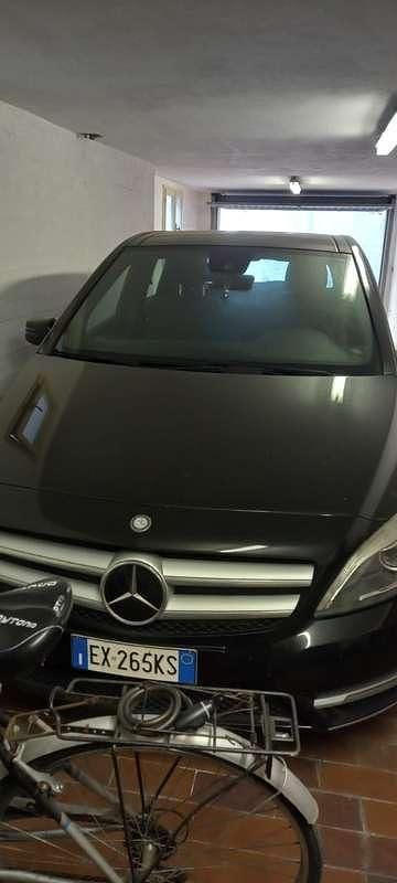 Nero Usata 2014 Mercedes 180 Premium Tre volumi | 13.500 € (Buon prezzo) - Immagine 1/4