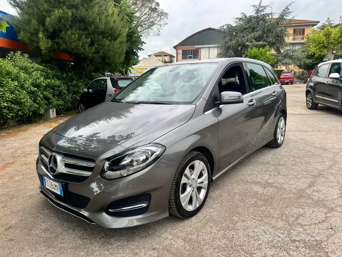 Begagnad Mercedes B180 Premium 109 HK (80 kW) 2016 Grå Minibuss