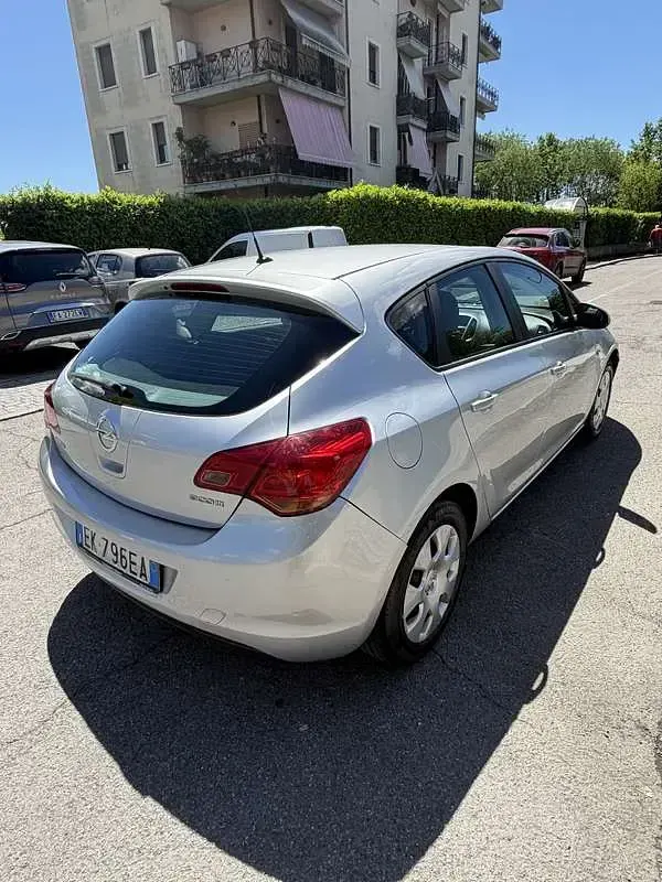Usata Opel Astra Cosmo 95 CV (69 kW) 2011 Berlina