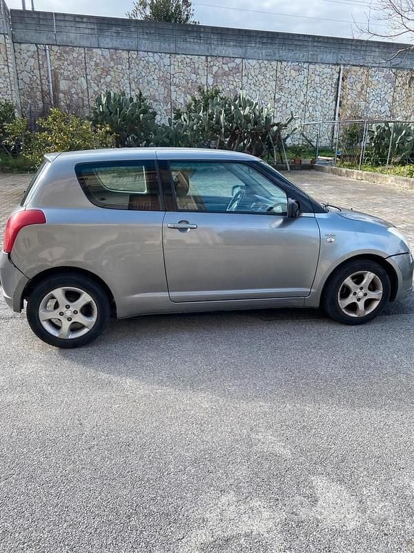 Usata Suzuki Swift 92 CV (67 kW) 2005 Grigio Utilitaria