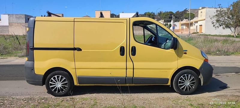 Giallo Usata 2005 Renault Trafic Furgone | 5800 € (Buon prezzo) - Immagine 1/4