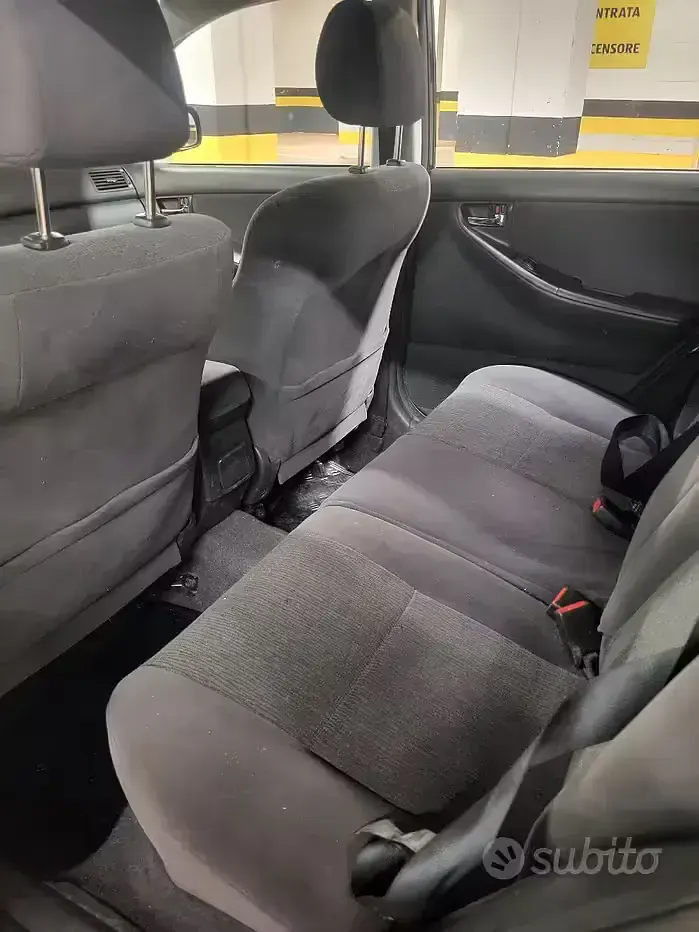 Usata Toyota Corolla 97 CV (71 kW) 2004 Nero Berlina