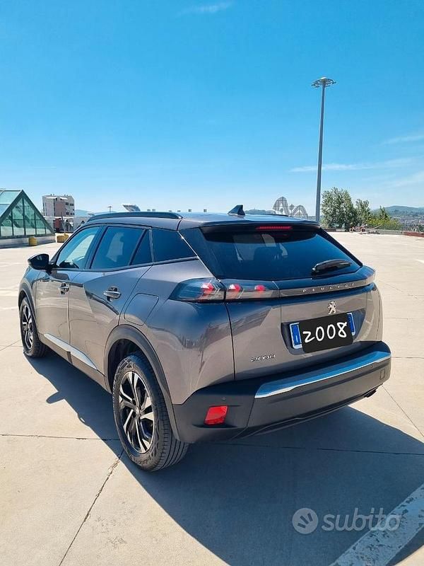 Usata Peugeot 2008 Allure 100 CV (73 kW) 2022 Grigio SUV