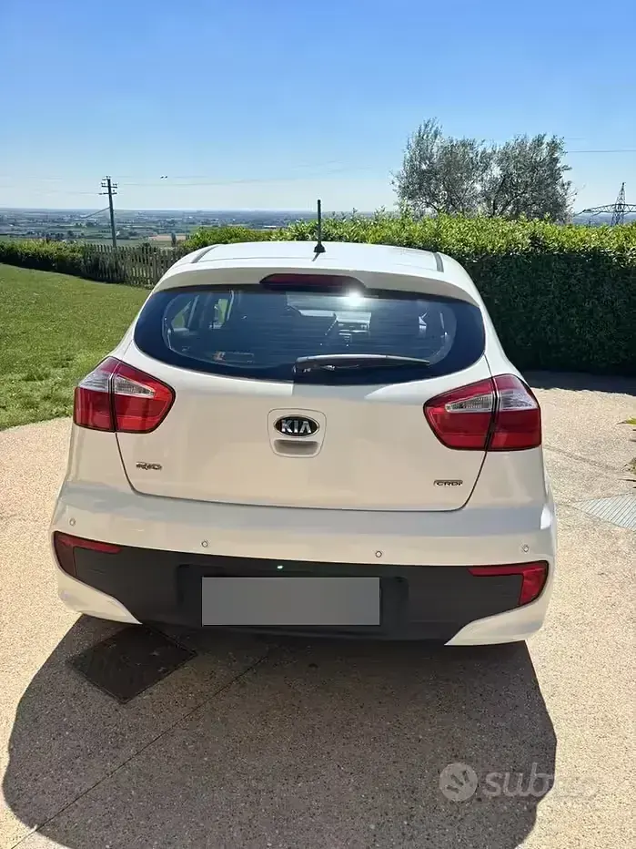 Käytetty Kia Rio 75 HP (55 kW) 2015 Valkoinen Sedan